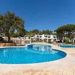 Balaia Golf Poolside Retreat البوفيرا